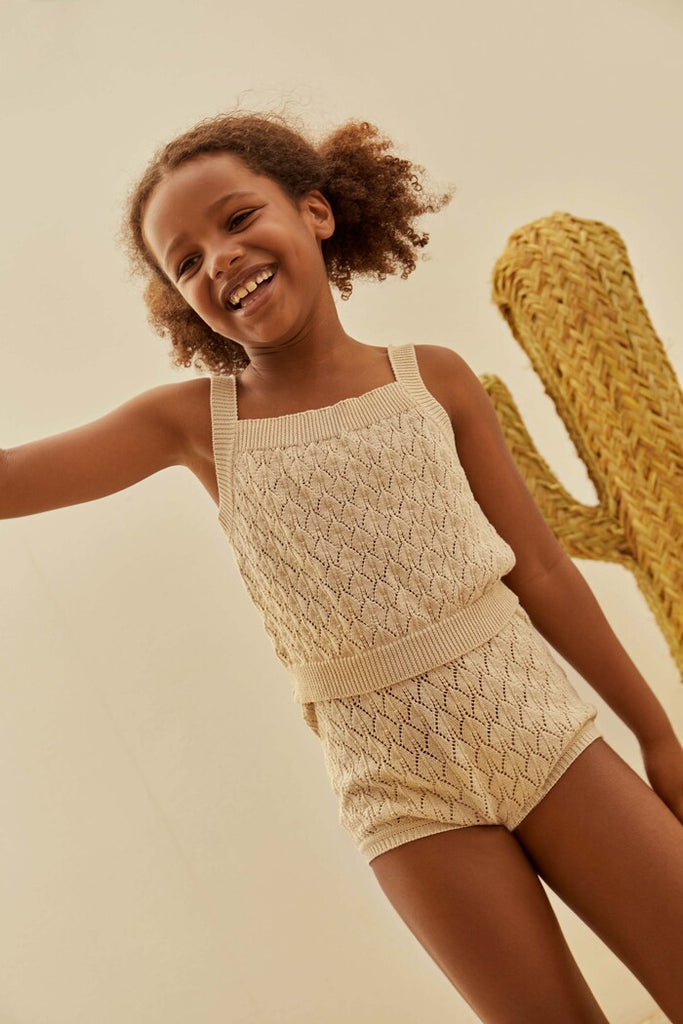 Mipounet Débardeur Dakota beige sable - Débardeur en maille ajourée enfant  - Crop top en maille ajouré enfant 